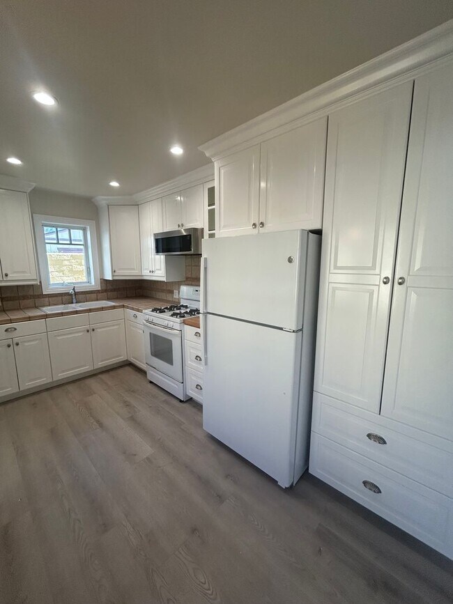 Building Photo - 1231-1231 W Bay Ave