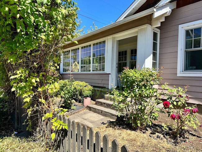 Building Photo - Huge 3 Bedroom 2 Bathroom House in Heart o...
