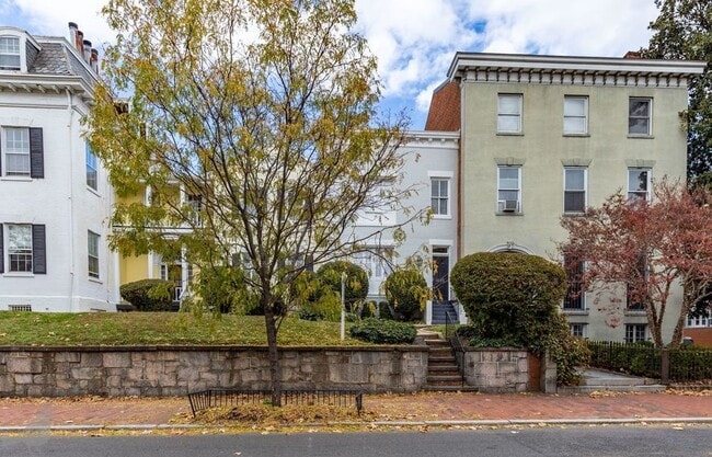 Building Photo - Terrific Two Bedroom Gem in Georgetown! Pa...