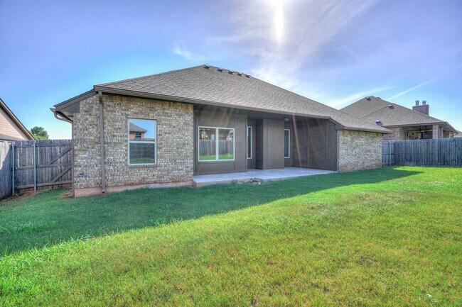 Building Photo - 1713 Pinewood Dr