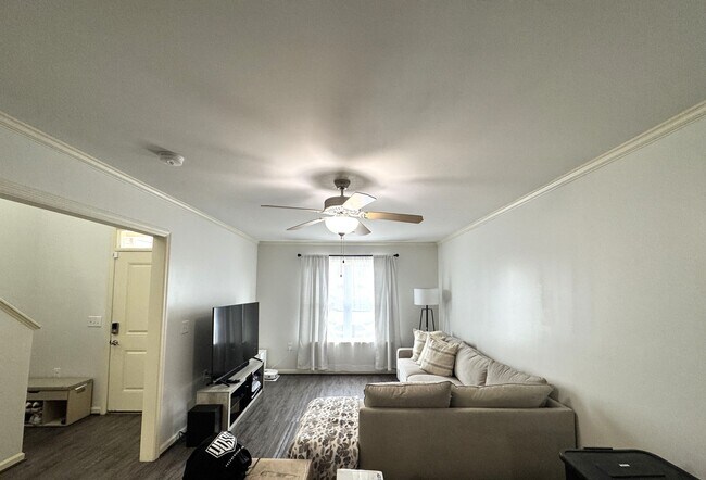 Building Photo - Beautiful Townhome with a Spacious Layout!