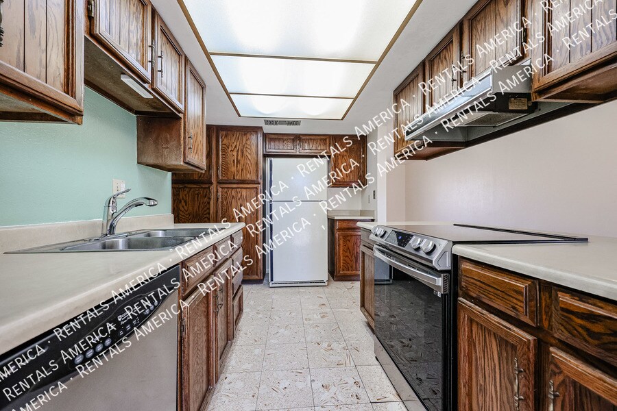 Building Photo - 953 N Revere