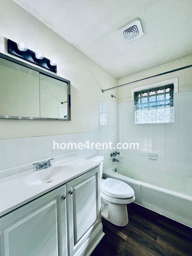 Building Photo - Charming Duplex Style Home with New Paint, Updated Floors, Finished Basement and a Quiet Back Patio!