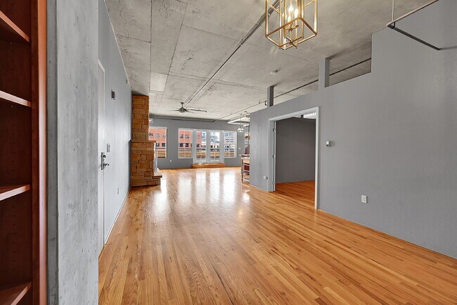 Building Photo - $2,595.00, 1 bed, 1.5. bath located in Denver