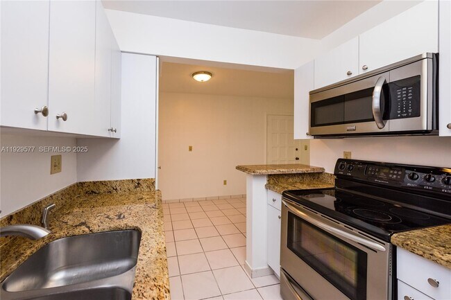 Building Photo - 10784 N Kendall Dr