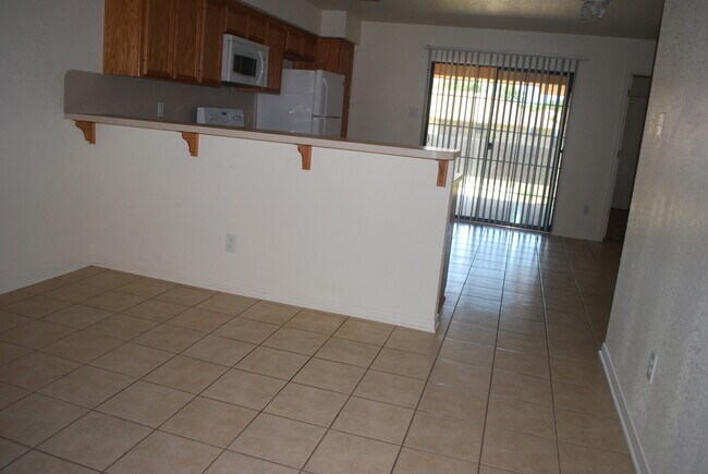 Building Photo - 913Daisy