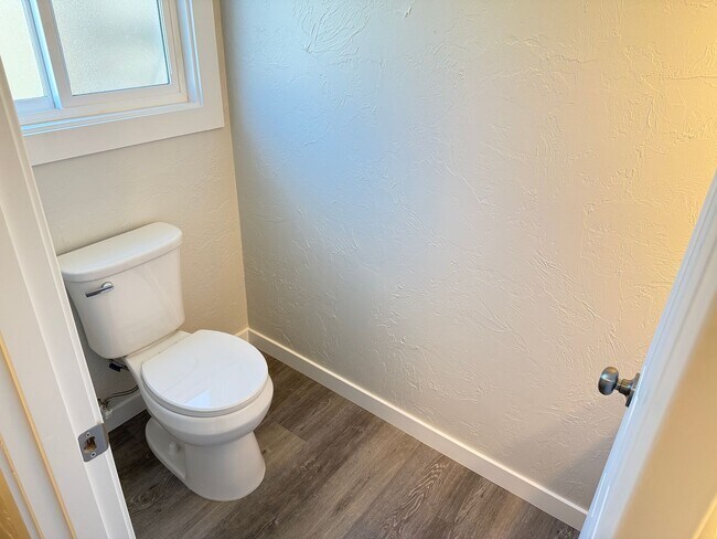 Building Photo - New 2 bed 1 1/2 bath duplex in Springfield!