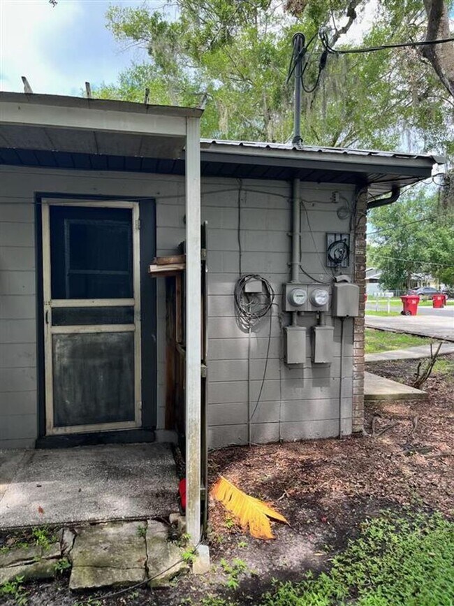Building Photo - 2 BED 1 BATH READY TO RENT IN PLANT CITY!