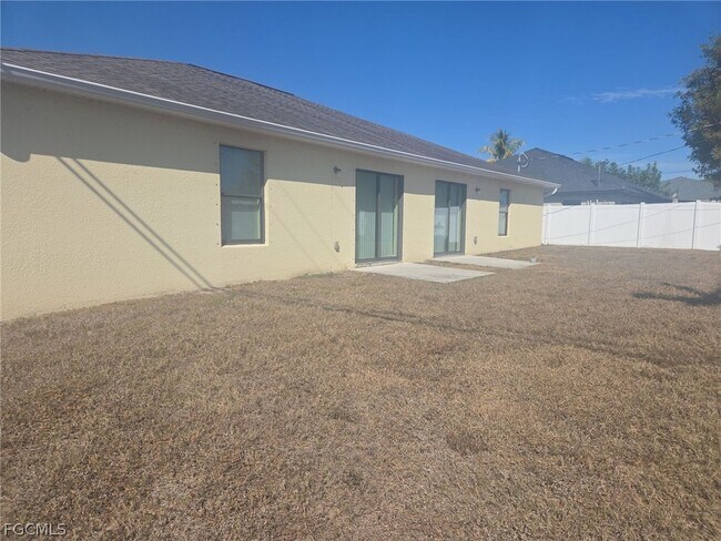 Building Photo - 233 SE 23rd Pl