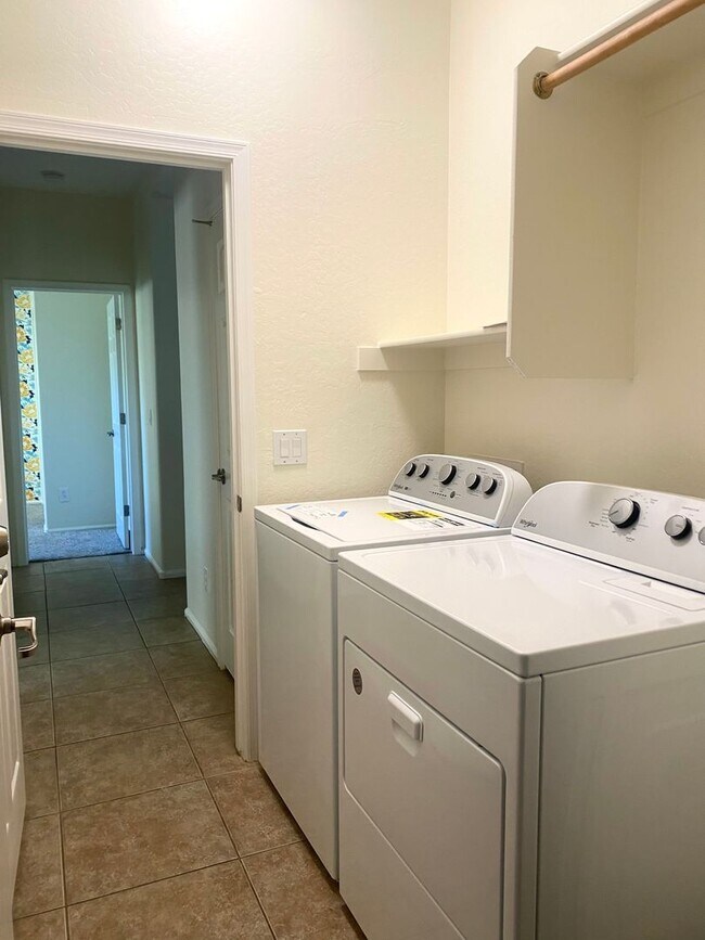 Building Photo - **BEAUTIFUL 3BEDROOM/2BATHROOM HOME LOCATE...