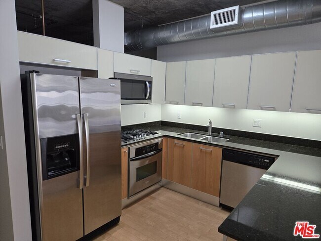 Building Photo - 645 W 9th St