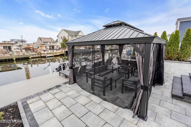 Building Photo - 320 Silver Lagoon Dr