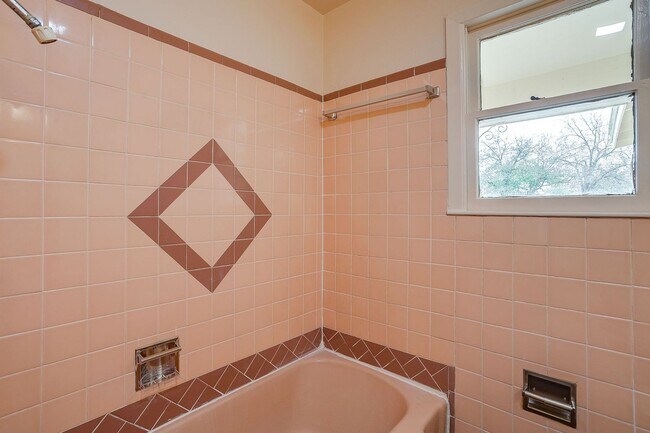 Building Photo - Ready for New Tenant- 3 Bedroom, 1.5 Bath in NRH- Birdville ISD- 76108