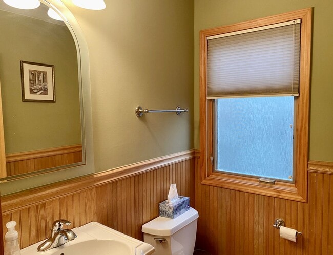 Building Photo - Magnificent 4 Bed / 4.5 Bath Elmhurst Home...