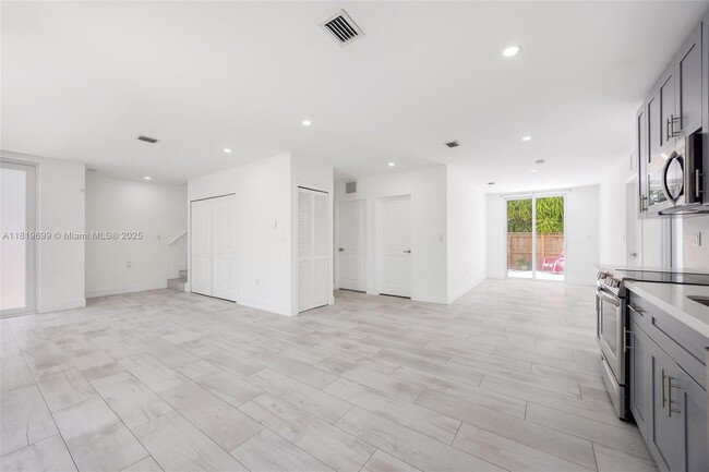 Building Photo - 3787 Thomas Ave