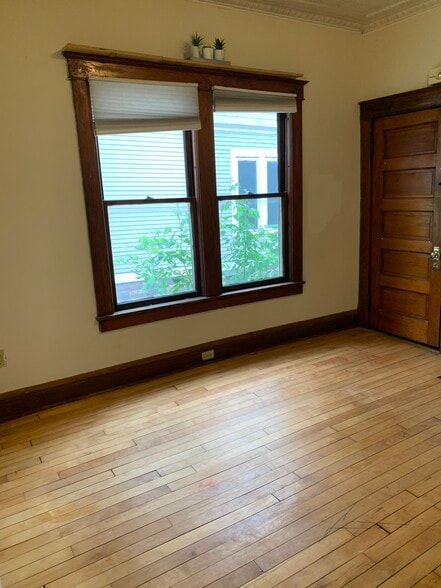 Building Photo - 29 Isham St