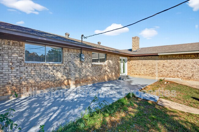 Building Photo - 3014 Jennifer Ave