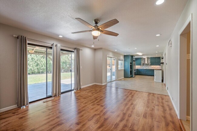 Building Photo - 3661 Slopeview Dr