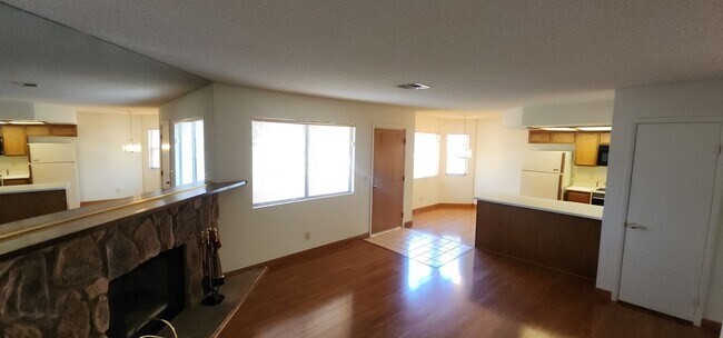 Building Photo - Gorgeous 2BED/2BATH Condo nestled in a Roc...