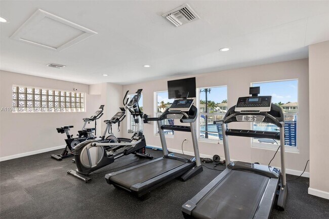 Building Photo - 1410 S Ocean Dr