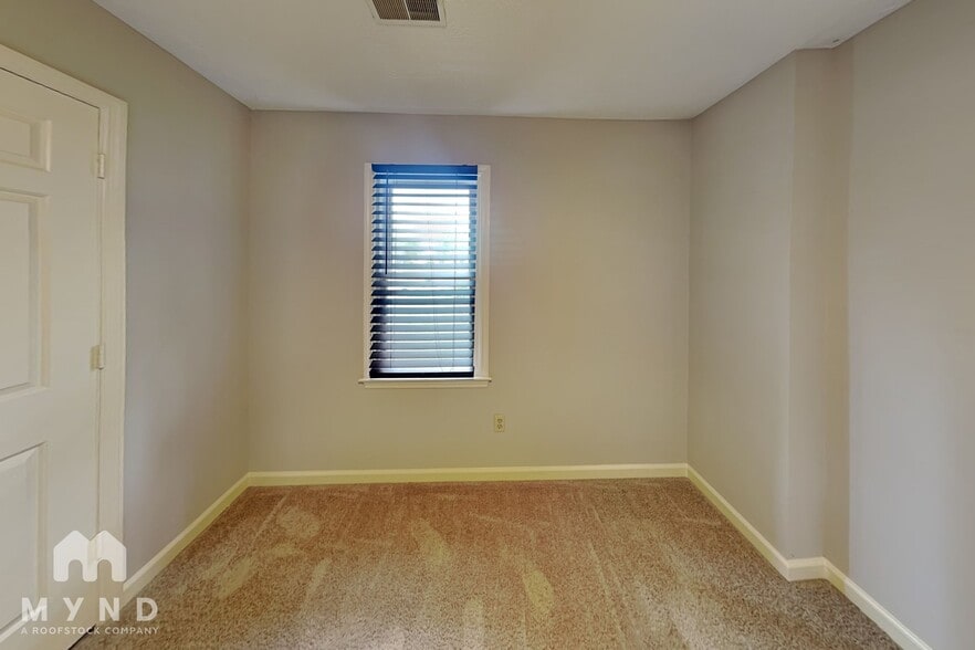 Building Photo - 4915 Willow Ln