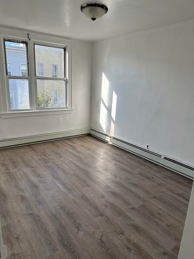 Building Photo - 1104 Summit Ave