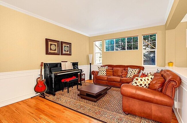 Building Photo - A Beautiful Picture Perfect Home with 4 Be...