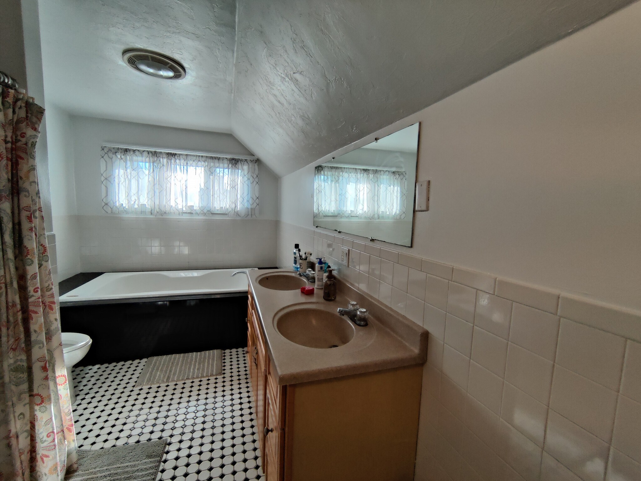 Building Photo - 51 Gardner St