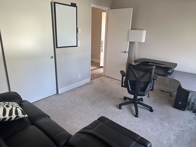 Building Photo - 2 bedroom / 2 bath condo - Waterfront Avai...