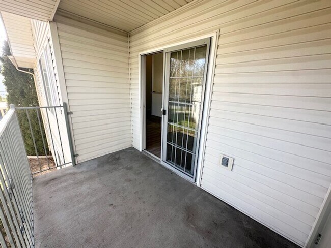 Building Photo - Newly renovated in 2024 2 bedroom 2 bathroom apartment available soon.