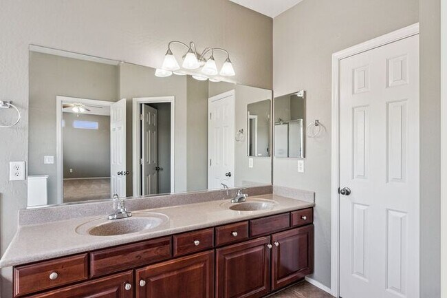 Building Photo - Beautiful 4 bedroom three bath home!