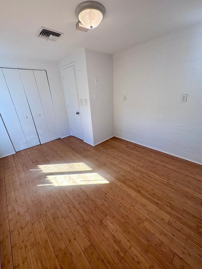 Building Photo - FOR RENT