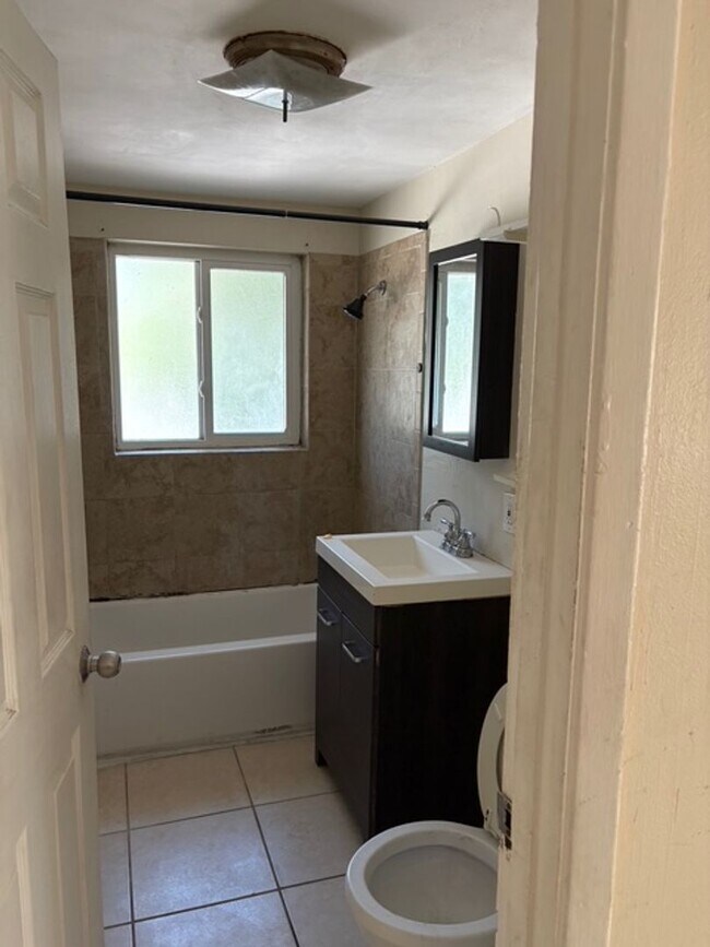 Building Photo - 1418 19th St W