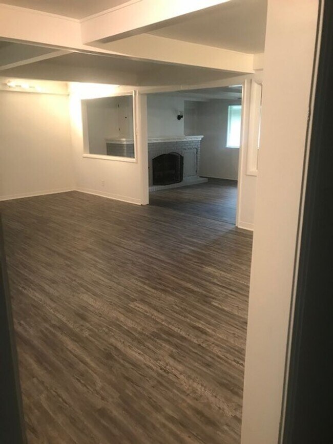 Building Photo - RECENTLY REMODELED BIG 4 BEDROOM 2 BATH LE...