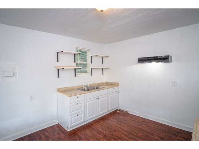 Building Photo - Happy and Convenient Home Near Downtown