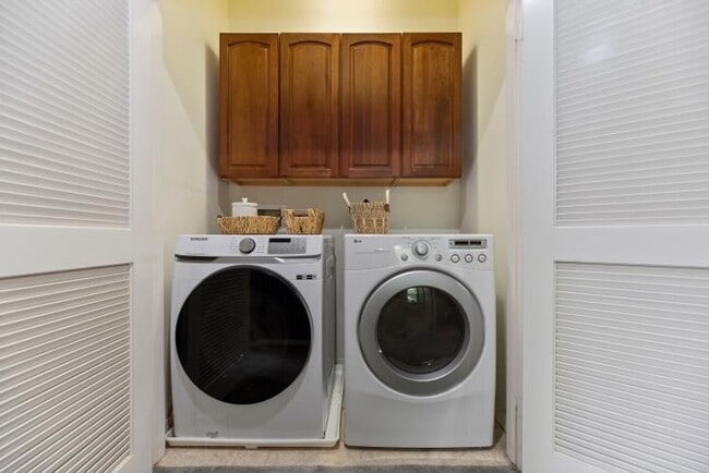 Building Photo - Beautiful 3 bedroom townhouse available fo...
