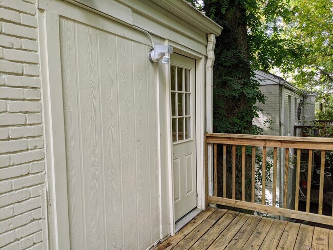 Building Photo - Charming 1 Bedroom Duplex in Buckhead!