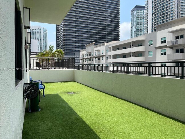 Building Photo - 999 SW 1st Ave