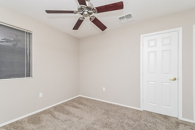 Building Photo - 472 East Placita Amuleto