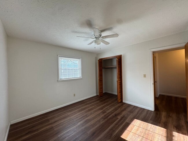 Building Photo - Ground level apartment with washer and dryer included!