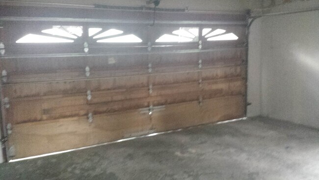 Building Photo - Single level 2 bedroom with 2 car garage