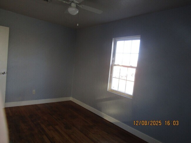 Building Photo - Very nice spacious home! No Carpet!