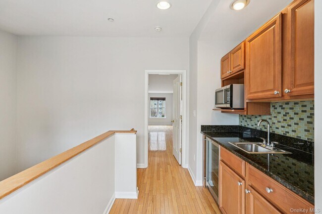 Building Photo - 10 Bridge Ln