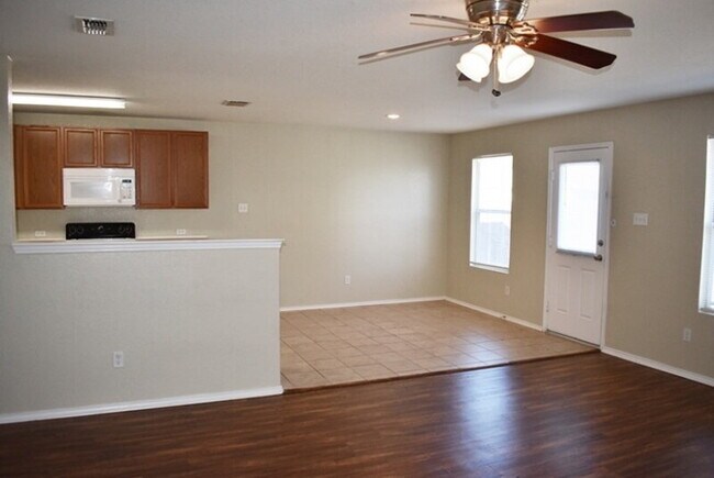 Building Photo - "Great 3-2-2 Home with Open Floor Plan and Spacious Backyard!"