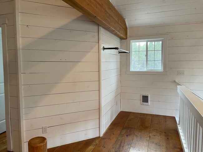 Building Photo - Cottage in Oregon Water Wonderland - Available for a Short Term Lease