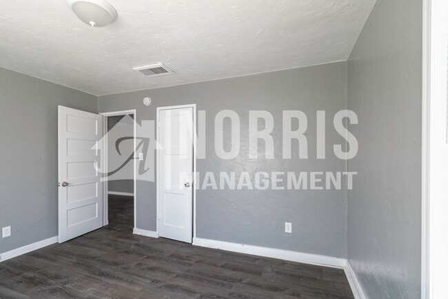 Building Photo - Cute and Cozy Apartment