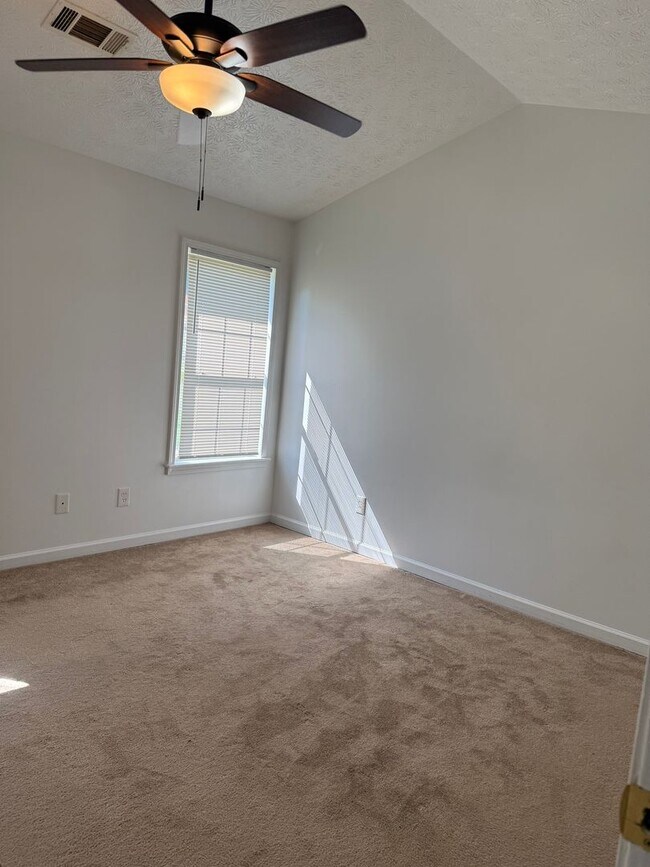 Building Photo - 3 Bedroom 2 Bathroom Ranch Home