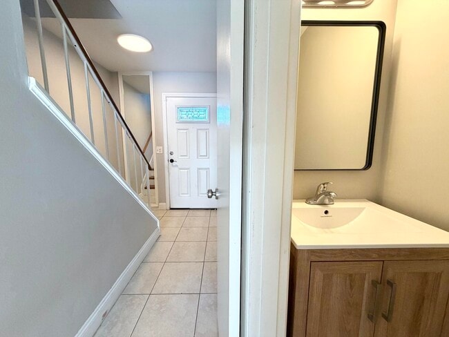 Building Photo - 413 N Cypress Dr