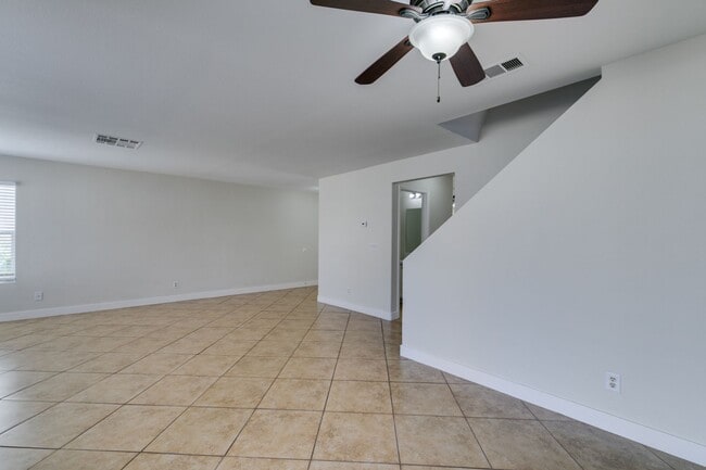 Building Photo - Charming 3 bedroom, 2.5 bathroom home near Summerlin