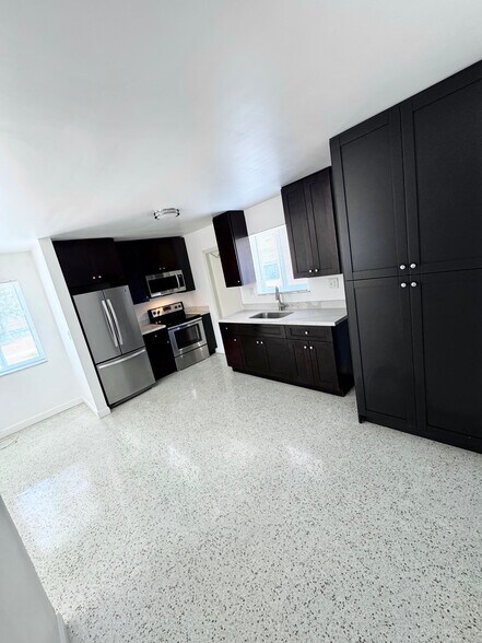 Building Photo - 627 W 17th St